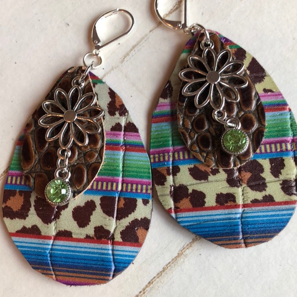 Leather earrings with dangle - Picture 2 of 3